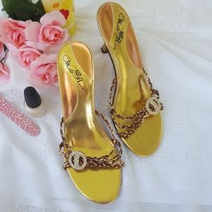 Wild Rose Open Toe Slip-On Kitten Heels Accents: Braiding & Brouch Womens Size 8